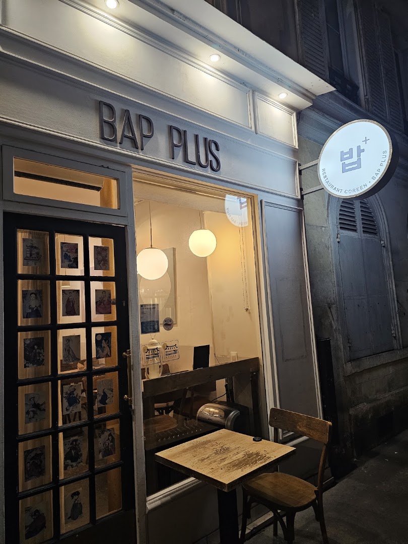La façade éclairée de Bap Plus à la tombée du jour