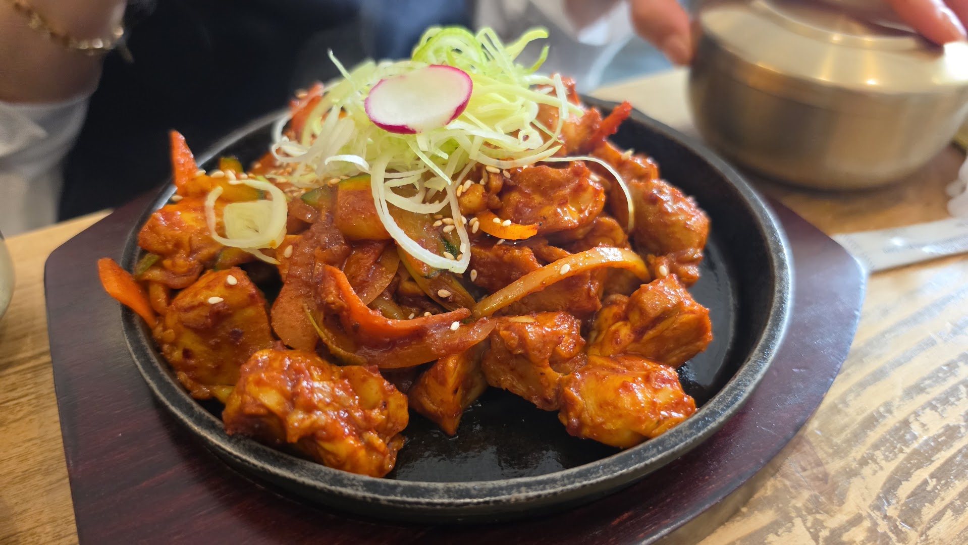 Un plat coréen épicé garni de chou, de radis et de sésame