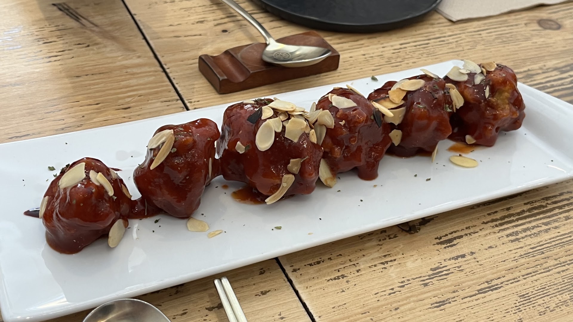 Des bouchées nappées de sauce rouge et d’amandes effilées