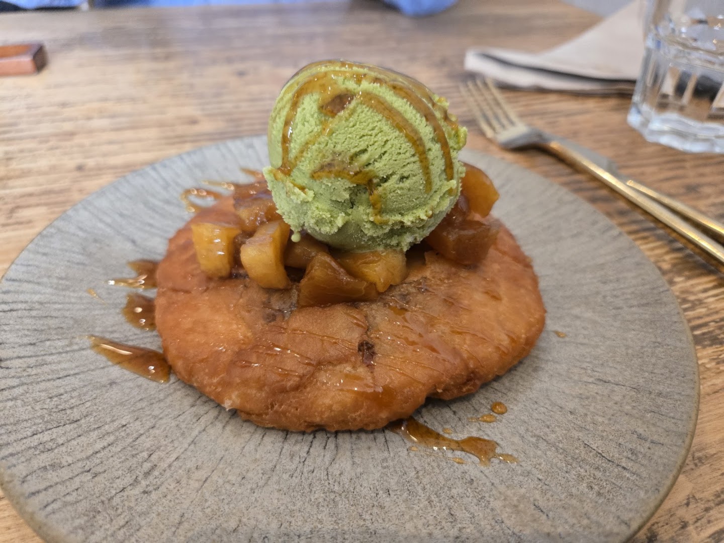 Une pâtisserie coréenne aux fruits avec une glace verte